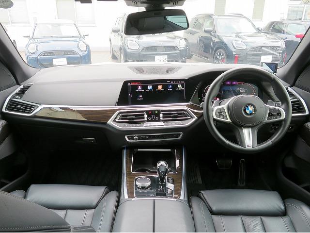 ◆インスツルメントパネルやインテリアトリムなどは、調和しなが洗練された室内を作り上げ、スイッチ類によって、優れた操作性をも実現。ドライバーの視線や動線を考え、人間工学に基づきデザインされています◆