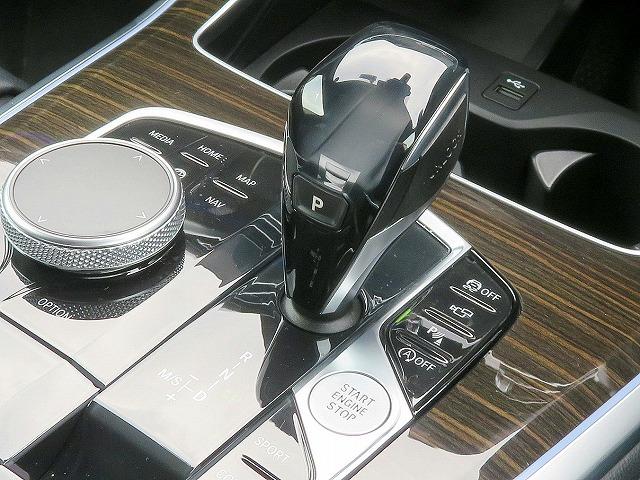 ◆インスツルメントパネルやインテリアトリムなどは、調和しなが洗練された室内を作り上げ、スイッチ類によって、優れた操作性をも実現。ドライバーの視線や動線を考え、人間工学に基づきデザインされています◆