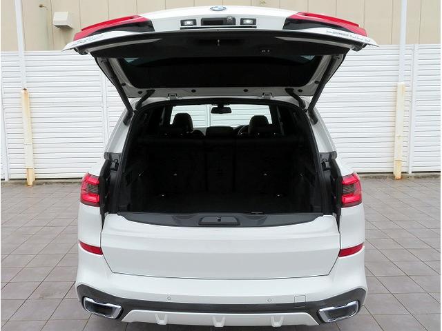 ◆インスツルメントパネルやインテリアトリムなどは、調和しなが洗練された室内を作り上げ、スイッチ類によって、優れた操作性をも実現。ドライバーの視線や動線を考え、人間工学に基づきデザインされています◆