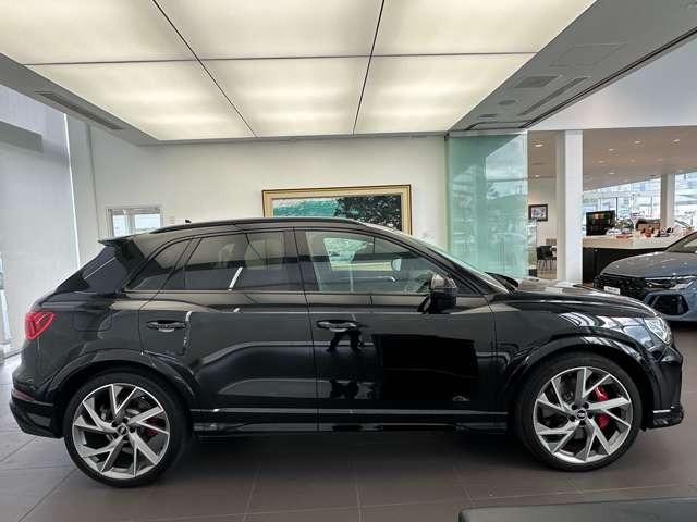 RS Q3 ベースグレード スポーツエキゾースト/ダンピングコントロースサス/マットチタングレー21インチアルミ/カーボンミラー/レッドキャリパー/デコラティブパネルカーボン/ファインナッパレザー/マトリクスLED/禁煙車(7枚目)