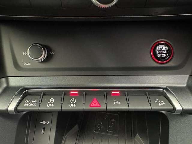 RS Q3 ベースグレード スポーツエキゾースト/ダンピングコントロースサス/マットチタングレー21インチアルミ/カーボンミラー/レッドキャリパー/デコラティブパネルカーボン/ファインナッパレザー/マトリクスLED/禁煙車(25枚目)