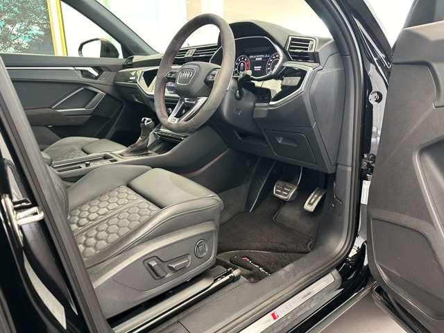 RS Q3 ベースグレード スポーツエキゾースト/ダンピングコントロースサス/マットチタングレー21インチアルミ/カーボンミラー/レッドキャリパー/デコラティブパネルカーボン/ファインナッパレザー/マトリクスLED/禁煙車(29枚目)