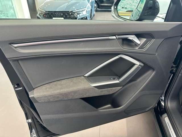 RS Q3 ベースグレード スポーツエキゾースト/ダンピングコントロースサス/マットチタングレー21インチアルミ/カーボンミラー/レッドキャリパー/デコラティブパネルカーボン/ファインナッパレザー/マトリクスLED/禁煙車(31枚目)