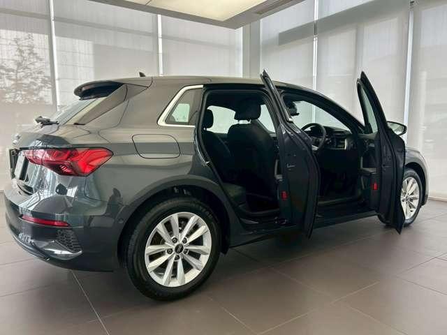 Ａ３ スポーツバック３０ＴＦＳＩ　認定中古車　コンビニエンスアシスタンスパッケージ　ナビパッケージ　ＬＥＤヘッドライト　シートヒーター　ナビ　フルセグＴＶ　バックカメラ　ミュージックプレイヤー接続（5枚目）