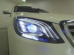 ヤナセの中古車は、すべて第三者検査専門機関（ＡＩＳ）によって、内外装から機関にいたるまで公正かつ厳正に検査されます。検査後、経験豊富なスタッフが、記録簿の確認、ＣＰＵ診断テストなどを実施いたします。 3