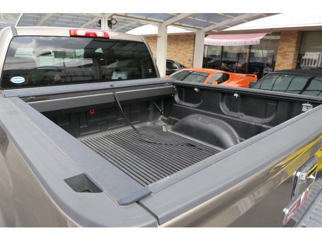 ＧＭＣシエラ 　１５００　クルーキャブ　ＳＬＴ　Ｚ７１　新車並行車　ショートベッド　４ＷＤ　トノカバー　純正ランチョショックアブソーバー　純正サイドステップ　純正２０インチアルミホイール　ＢＯＳＥオーディオ（15枚目）