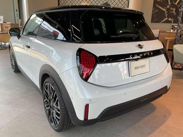 ＭＩＮＩ クーパーＣ　フェイバリット・トリム　３ドア　ＤＣＴ　Ｍパッケージ・１８インチアルミホイール（3枚目）