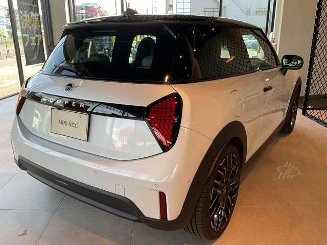 ＭＩＮＩ クーパーＣ　フェイバリット・トリム　３ドア　ＤＣＴ　Ｍパッケージ・１８インチアルミホイール（4枚目）
