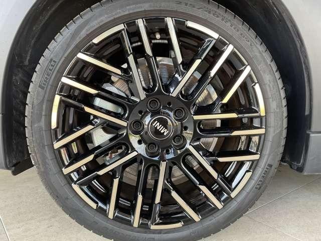 ＭＩＮＩ クーパーＣ　フェイバリット・トリム　３ドア　ＤＣＴ　Ｍパッケージ・１８インチアルミホイール（6枚目）