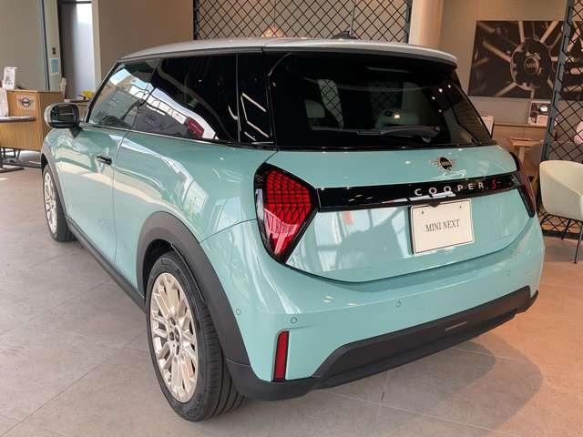 MINI クーパーS フェイバリット・トリム 3ドア DCT Mパッケージ・17インチアルミホイール(3枚目)