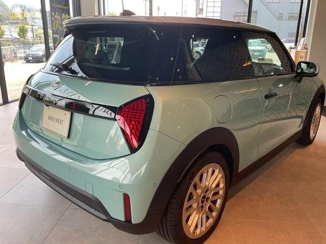 MINI クーパーS フェイバリット・トリム 3ドア DCT Mパッケージ・17インチアルミホイール(4枚目)