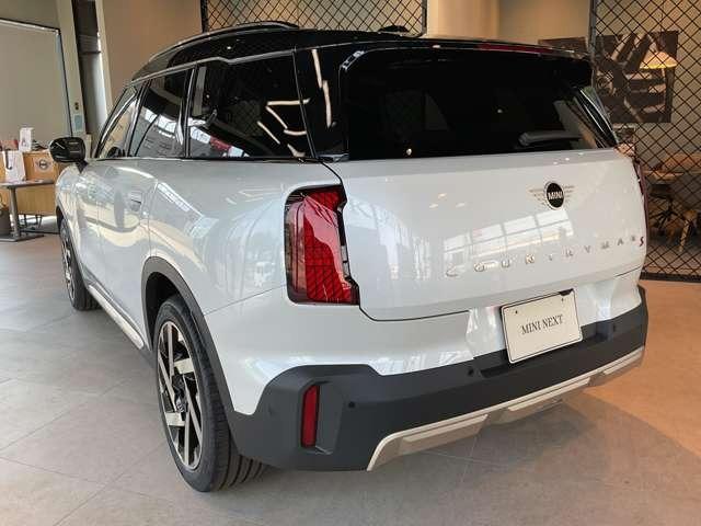 MINI カントリーマンSオール4 フェイバリット・トリム DCT 4WD Mパッケージ・19インチアルミホイール(3枚目)