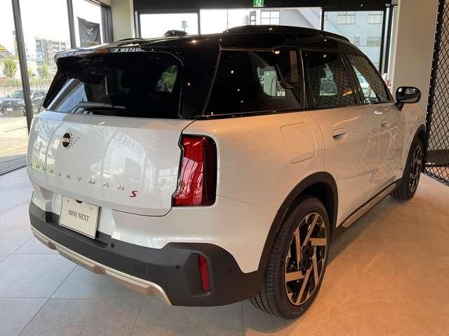 MINI カントリーマンSオール4 フェイバリット・トリム DCT 4WD Mパッケージ・19インチアルミホイール(4枚目)