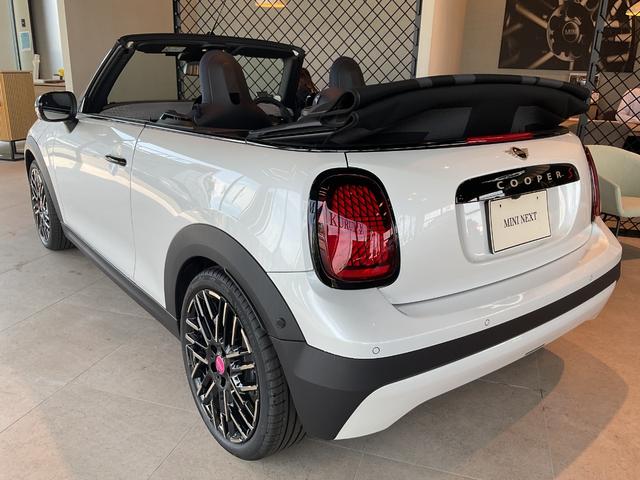 MINI クーパーS コンバーチブル フェイバリット・トリム BC付き・シートヒーター付・有機ELディスプレイ付・18インチAW・MINIYOURSソフトトップ(2枚目)