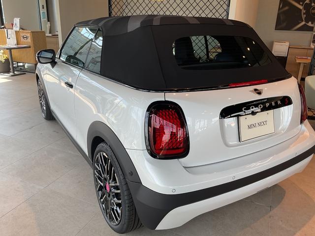 MINI クーパーS コンバーチブル フェイバリット・トリム BC付き・シートヒーター付・有機ELディスプレイ付・18インチAW・MINIYOURSソフトトップ(4枚目)