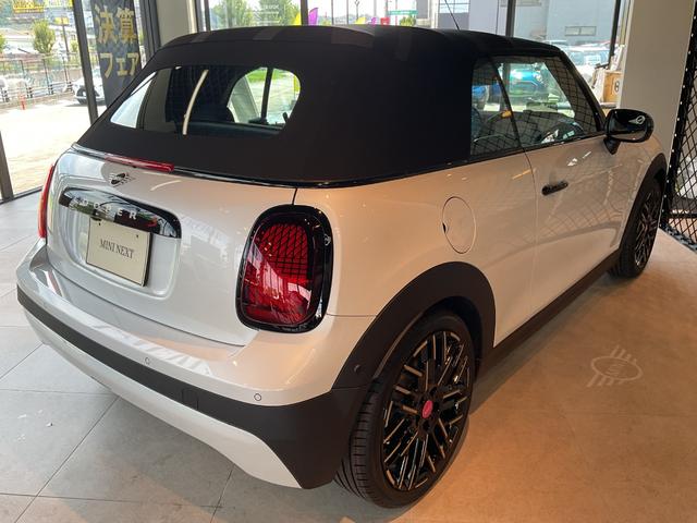 MINI クーパーS コンバーチブル フェイバリット・トリム BC付き・シートヒーター付・有機ELディスプレイ付・18インチAW・MINIYOURSソフトトップ(5枚目)