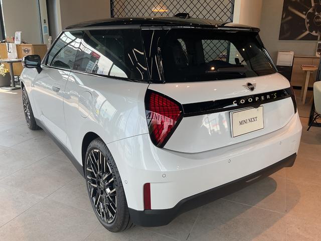 ＭＩＮＩ クーパーＳＥ　フェイバリット・トリム　ＢＣ付き・ＥＶ車・１８インチアルミホイール（3枚目）