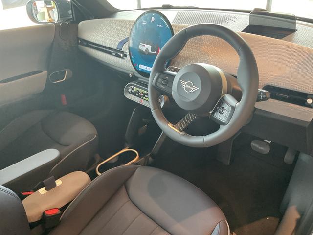 ＭＩＮＩ クーパーＳＥ　フェイバリット・トリム　ＢＣ付き・ＥＶ車・１８インチアルミホイール（10枚目）