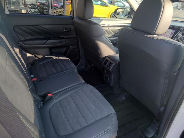 アウトランダーPHEV Gプラスパッケージ 4WD 全周囲カメラ クリアランスソナー オートクルーズコントロール レーンアシスト パワーシート 衝突被害軽減システム ナビ TV オートマチックハイビーム LEDヘッドランプ 電動リアゲート(27枚目)