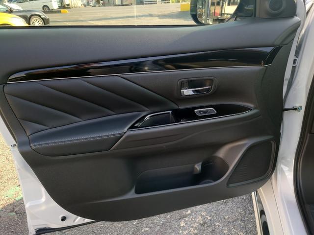 アウトランダーPHEV Gプラスパッケージ 4WD 全周囲カメラ クリアランスソナー オートクルーズコントロール レーンアシスト パワーシート 衝突被害軽減システム ナビ TV オートマチックハイビーム LEDヘッドランプ 電動リアゲート(28枚目)