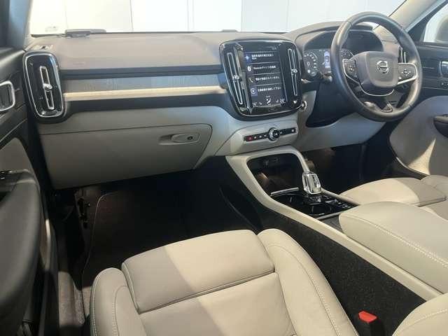 ＸＣ４０ Ｔ４　ＡＷＤ　インスクリプション　認定中古車・弊社下取車・本革シート・禁煙車・３６０°ビューカメラ・ｈａｒｍａｎ／ｋａｒｄｏｎプレミアムオーディオ・アダブティブクルーズコントロール・ブラインドスポットモニター・ステアリングヒーター（3枚目）