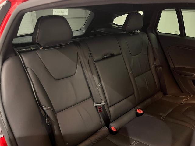 Ｖ６０ Ｄ４　Ｒデザイン　ディーゼルターボ　・認定中古車・ディーゼルエンジン・本革シート・禁煙車・シートヒーター・バックカメラ・フロントカメラ・アダブティブクルーズコントロール・ブラインドスポットモニター・電動パワーシート（20枚目）