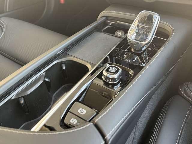 信号待ちなどで便利なＡｕｔｏ　Ｈｏｌｄを標準装備しております。坂道などでもしっかりお車が停止いたしますので、お足元の疲労を軽減させます。