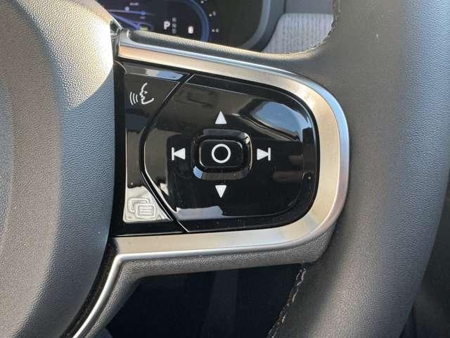 視界を散漫させぬよう、操作ボタンを少なく抑えたすっきりとしたインテリア、安全性を追求するボルボならではのこだわり