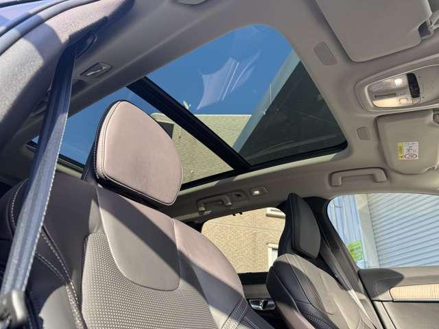 高級感あふれるダイヤ目ローレッドが施されたエンジンスタートコントローラー。細部のデザインにもこだわりつつも操作しやすく設計するボルボデザイナーのこだわり！