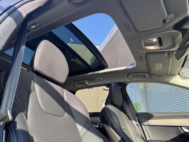 高級感あふれるダイヤ目ローレッドが施されたエンジンスタートコントローラー。細部のデザインにもこだわりつつも操作しやすく設計するボルボデザイナーのこだわり！