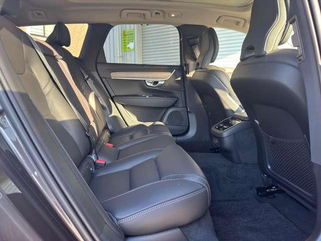 ◆リアシートは若干内向きに、高く設計され前席の方と、コミュニケーションが取れやすい工夫が施されています。お子様が後ろに乗っていても室内は、いつもと変わらず賑やかになることでしょう。