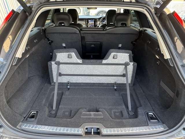 リアシート２座はチャイルドシートジョイントの国際規格「ＩＳＯ　ＦＩＸ」準拠により各社モデルがワンタッチで着脱可能となっております　■安全のために、ご家族のために、【ＶＯＬＶＯ】という選択をされませんか