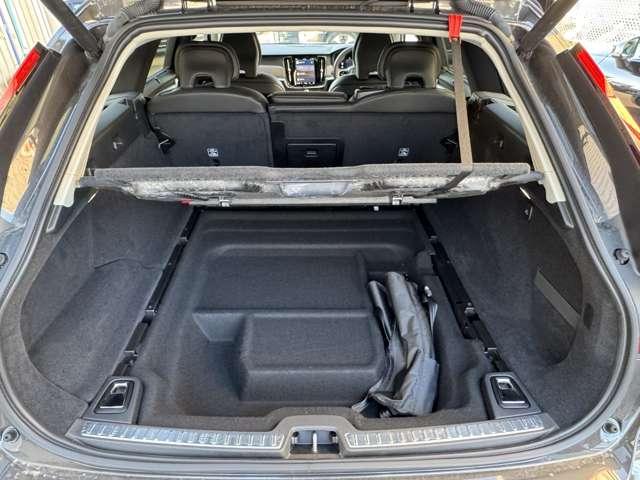 テールゲートはもちろん電動開閉式！スクエア型に設計され、リアサスペンションの張り出しもなく積載能力を無駄なく発揮！