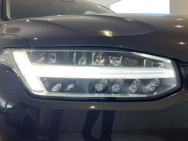 ＬＥＤヘッドライトは北欧神話でのトールハンマーがスタイリッシュなデザイン性となっており他車を魅了します。