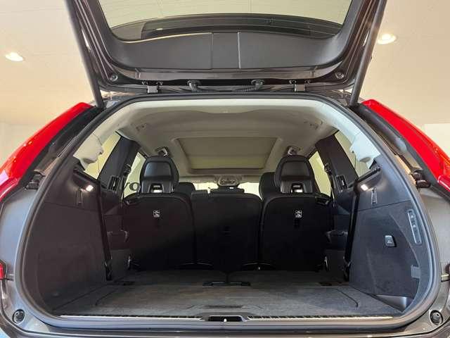 ■ラゲッジスペースはほぼスクエアに近い形状で、リアサスペンションの張り出しもありません。かさばる荷物でも気にせずに積み込めて、クラス最大級の積載能力を無駄にすることなく有効に活用できる空間です。