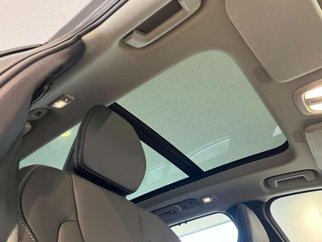 【パノラマガラスサンルーフ】前後２枚のガラスルーフで室内全体が明るい空間に！フロントセクションはスライド機能があり外気を取り込むことも可能。さらに開放的なドライブを演出できます。