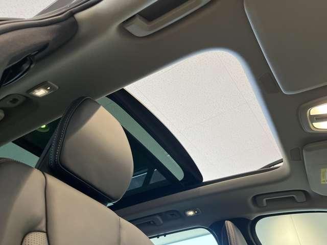 【パノラマガラスルーフ】後席の頭上まで空が広がり、開放感を味わえます。可視光の透過率は１８．９％、紫外線は９９％カット。暑さの原因である赤外線は８０％カットするので快適です。