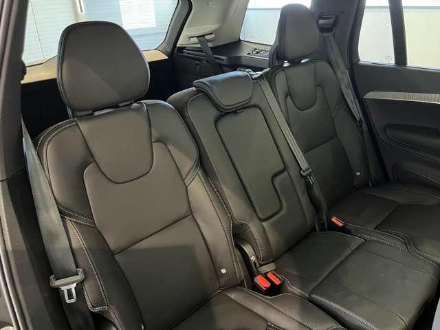 いざという時、長い荷物を積む際はセダンでもリアシートを倒す事が可能でございます。