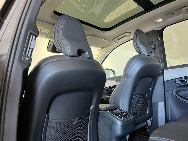 後部座席の足元がとても広く設計されており、長距離のドライブにも快適に座っていただけます。