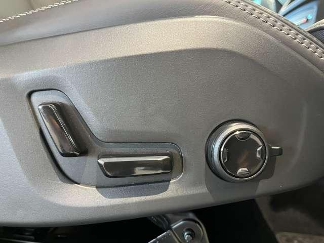 運転席に装備された２メモリーパワーシートはドアミラー連動メモリー機能で、２名分まで記憶してくれます。