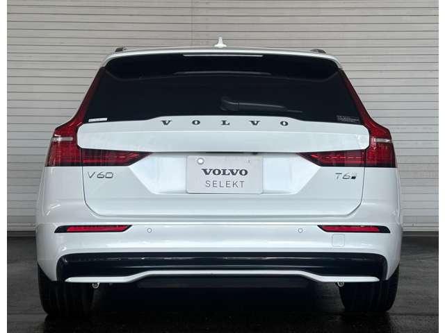 ボディを沿うように縦型に配置されるテールランプは、ボルボデザインの特徴でもあり、夜間はボディラインを強調し存在感が一層増します