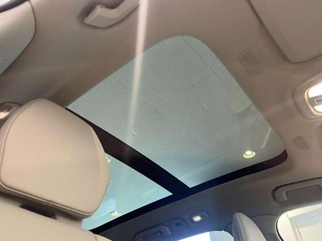 【パノラマガラスサンルーフ】前後２枚のガラスルーフで室内全体が明るい空間に！フロントセクションはスライド機能があり外気を取り込むことも可能。さらに開放的なドライブを演出できます。