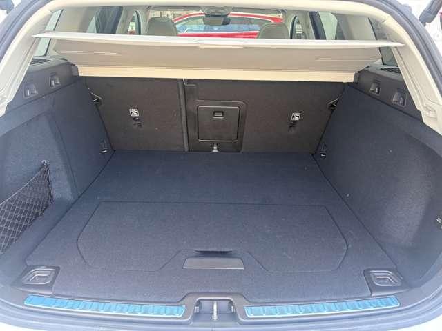 ■ラゲッジスペースはほぼスクエアに近い形状で、リアサスペンションの張り出しもありません。かさばる荷物でも気にせずに積み込めて、クラス最大級の積載能力を無駄にすることなく有効に活用できる空間です。