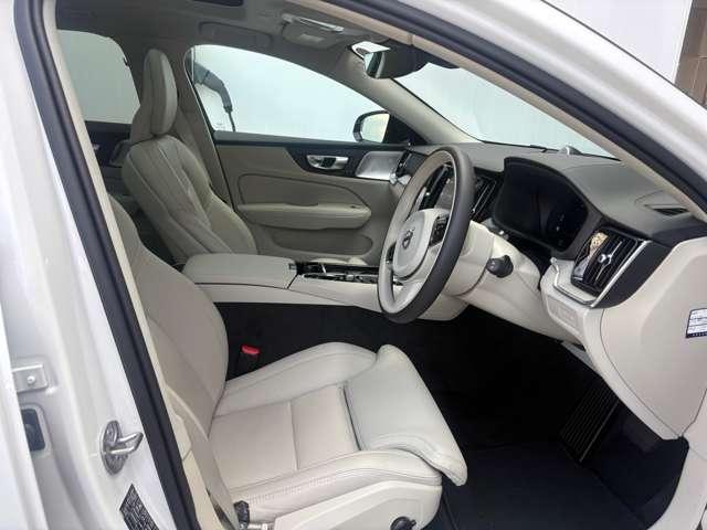 整形外科医の監修を受けて作られるボルボのシート。縦方向に長くとられた座面が膝裏をしっかりとサポートし、長距離ドライブでも疲労による姿勢のくずれ、体勢移動をおこさせることはありません。