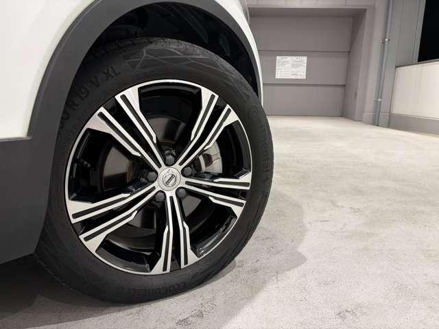 ＸＣ４０ Ｂ４　ＡＷＤ　インスクリプション　４ＷＤ　・認定中古車・本革シート・ｈａｒｍａｎ／ｋａｒｄｏｎプレミアムオーディオ・オレフォス社製クリスタルシフトノブ・禁煙車・３６０°ビューカメラ・電動パワーテールゲート・電動パワーシート・ブラインドスポット（13枚目）