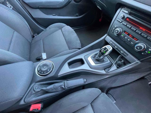 Ｘ１ ｓＤｒｉｖｅ　２０ｉ　Ｍスポーツ　Ｐａｎａｓｏｎｉｃストラーダナビ　ＴＶ　Ｂｌｕｅｔｏｏｔｈ機能　ＥＴＣ　純正１８インチアルミナビ　　ＡＴ　ＣＤ　ＵＳＢ　ＡＢＳ　エアコン　パワーステアリング　パワーウィンドウ（7枚目）