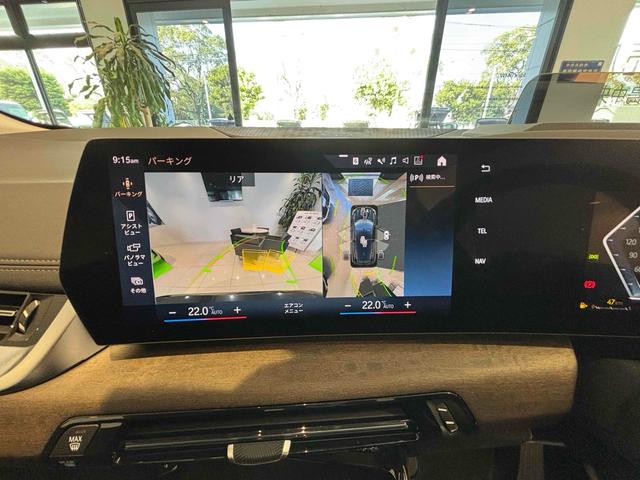 【全方位型モニター】クルマを上空から見下ろしているかのように、直感的に周囲の状況を把握できる全方位型モニター。狭い場所での駐車でも周囲が映像で確認できます。