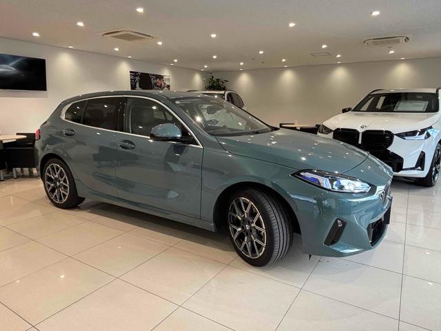 １シリーズ １２０　ハイラインパッケージ　全周囲カメラ　クリアランスソナー　オートクルーズコントロール　衝突被害軽減システム　アルミホイール　パワーシート　スマートキー　ＡＴ　盗難防止システム　ＡＢＳ　ＥＳＣ　エアコン　パワーステアリング（2枚目）