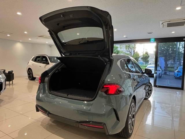 １シリーズ １２０　ハイラインパッケージ　全周囲カメラ　クリアランスソナー　オートクルーズコントロール　衝突被害軽減システム　アルミホイール　パワーシート　スマートキー　ＡＴ　盗難防止システム　ＡＢＳ　ＥＳＣ　エアコン　パワーステアリング（5枚目）