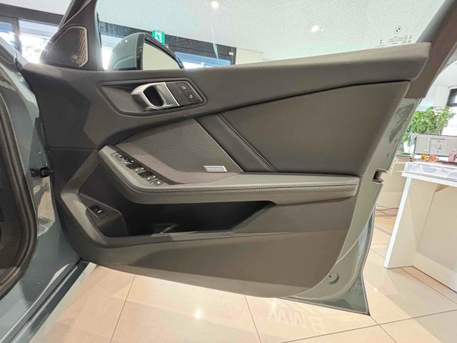 １シリーズ １２０　ハイラインパッケージ　全周囲カメラ　クリアランスソナー　オートクルーズコントロール　衝突被害軽減システム　アルミホイール　パワーシート　スマートキー　ＡＴ　盗難防止システム　ＡＢＳ　ＥＳＣ　エアコン　パワーステアリング（7枚目）